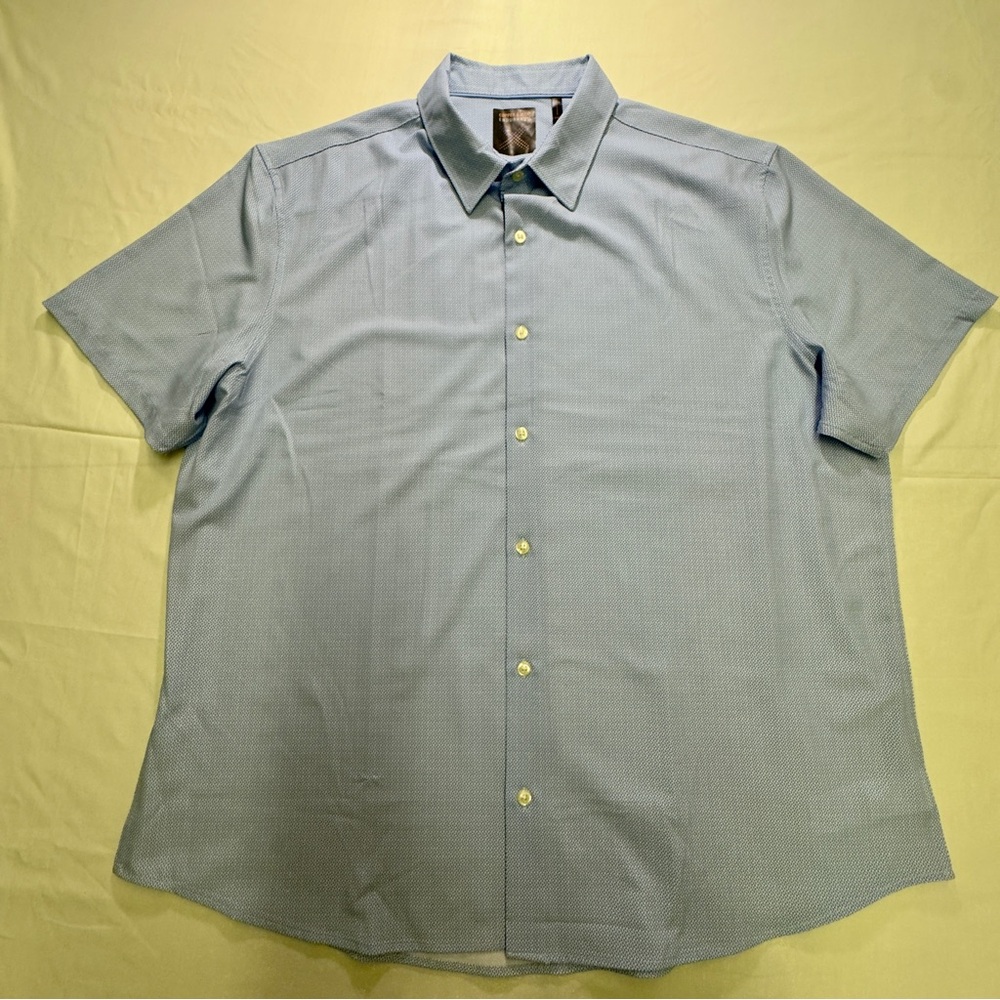 Men's Light Blue Short Sleeve Button-Up Shirt